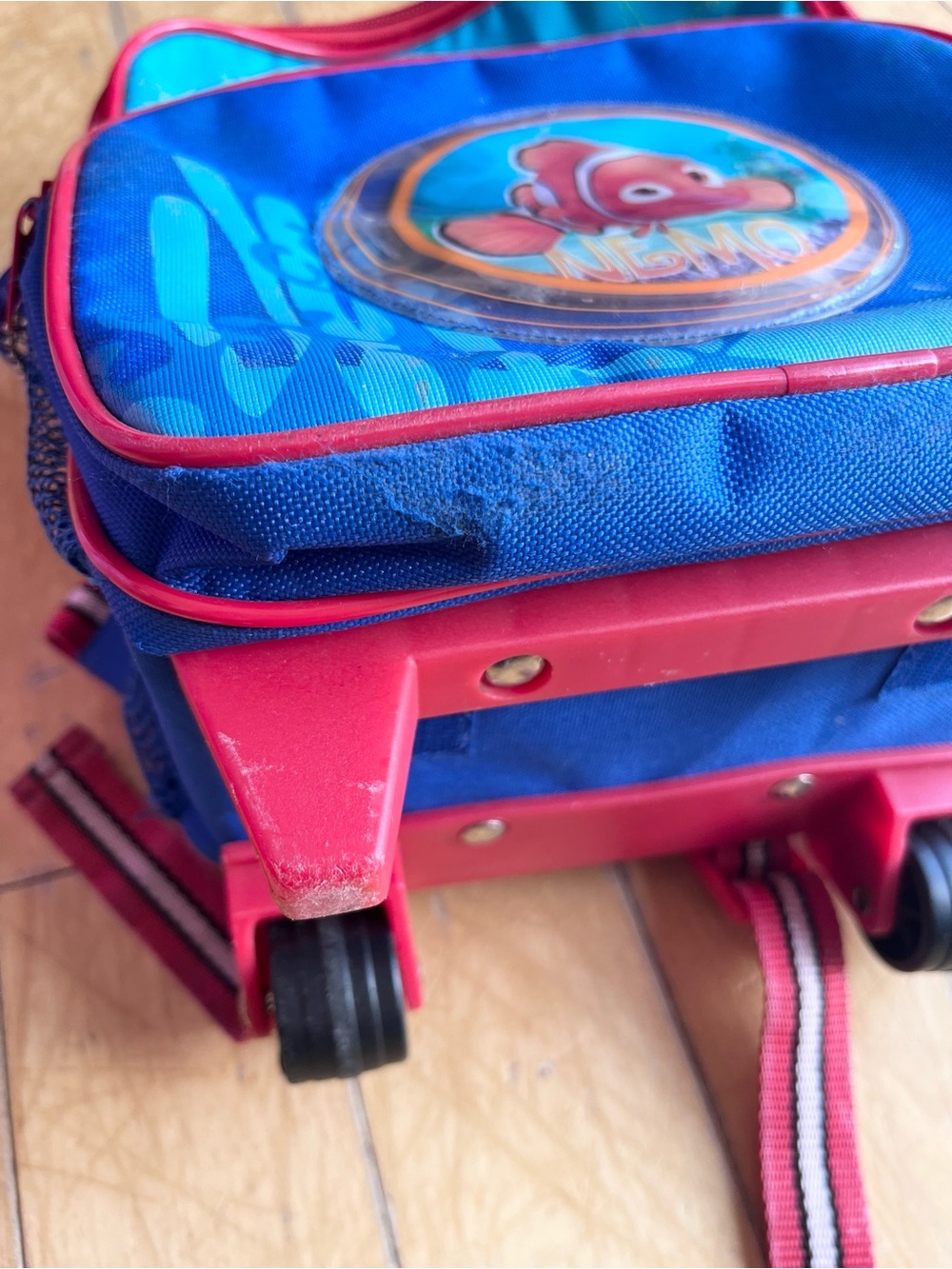 Disney Pixar Vintage Small FINDING NEMO Rolling Backpack - Picture 6 of 12